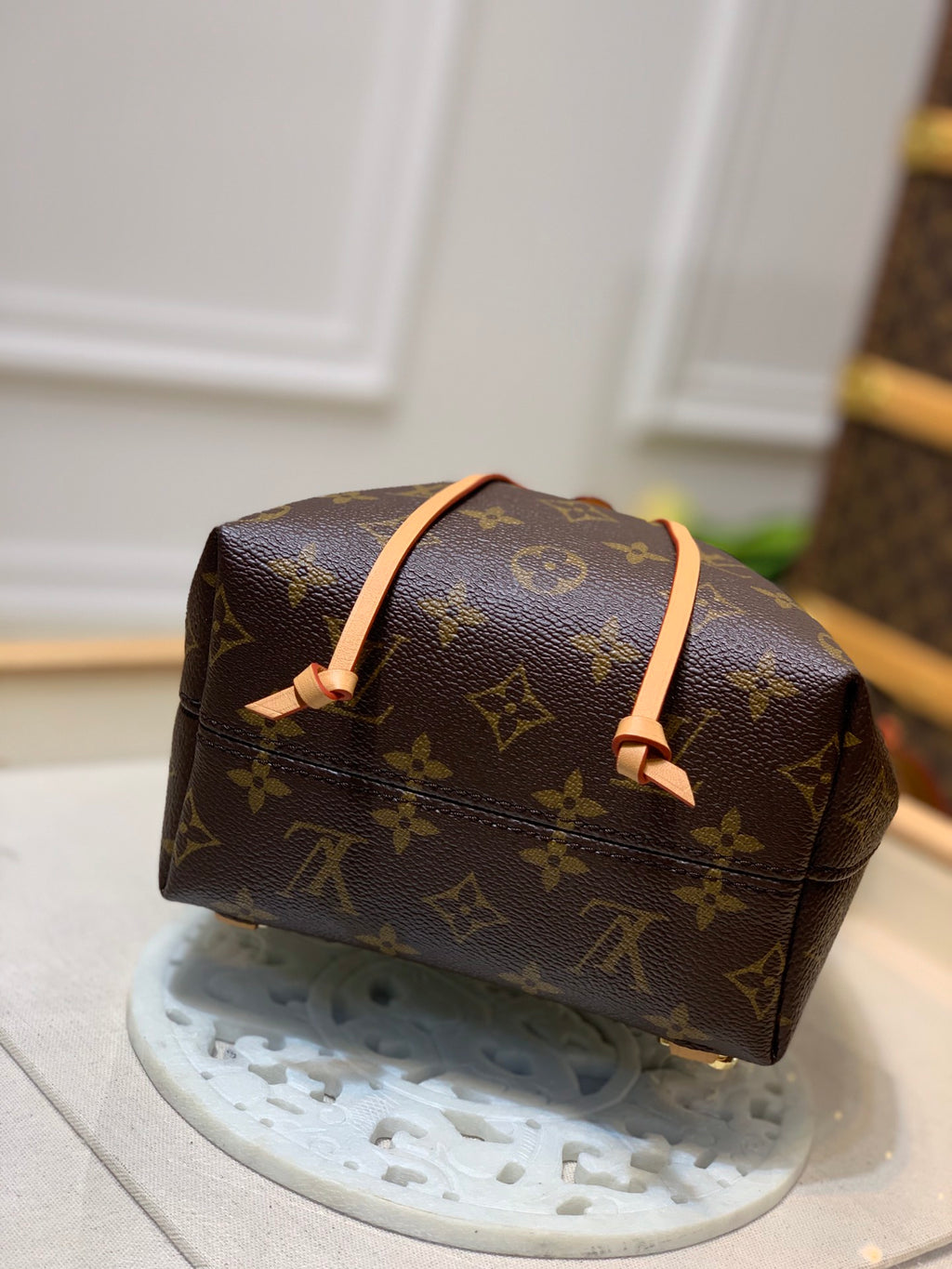 【免稅復刻版】 M45502迷你雙肩包2020 冬季推出Montsouris BB 雙肩包，以經典Monogram 帆布和小牛皮塑造摩登袖珍構型，其搭扣和皮革抽繩源自1994 年問世的原版設計。老花拉繩蓋頭迷你背包oo[握手][握手]頂部手柄和可拆卸並調節的皮革肩帶實現多種背攜方式。 Monogram 塗層帆布一牛皮飾邊一織物內襯一可調節、可拆卸皮革肩帶，可雙肩背、斜挎或肩背一磁扣開合，配有皮革抽繩一開口式內袋！尺寸:17x20x10.5cm#15760