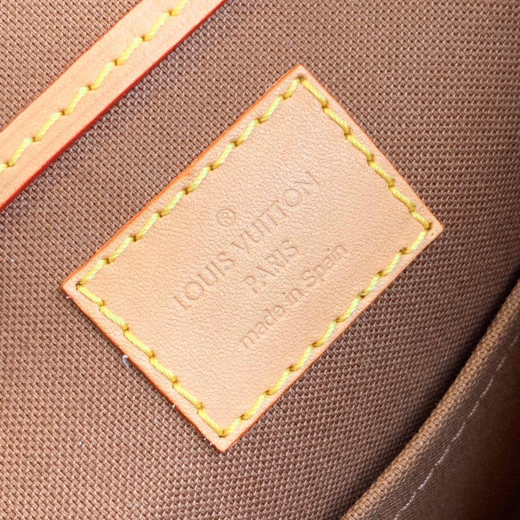 【免稅復刻版】 M45502迷你雙肩包2020 冬季推出Montsouris BB 雙肩包，以經典Monogram 帆布和小牛皮塑造摩登袖珍構型，其搭扣和皮革抽繩源自1994 年問世的原版設計。老花拉繩蓋頭迷你背包oo[握手][握手]頂部手柄和可拆卸並調節的皮革肩帶實現多種背攜方式。 Monogram 塗層帆布一牛皮飾邊一織物內襯一可調節、可拆卸皮革肩帶，可雙肩背、斜挎或肩背一磁扣開合，配有皮革抽繩一開口式內袋！尺寸:17x20x10.5cm#15760