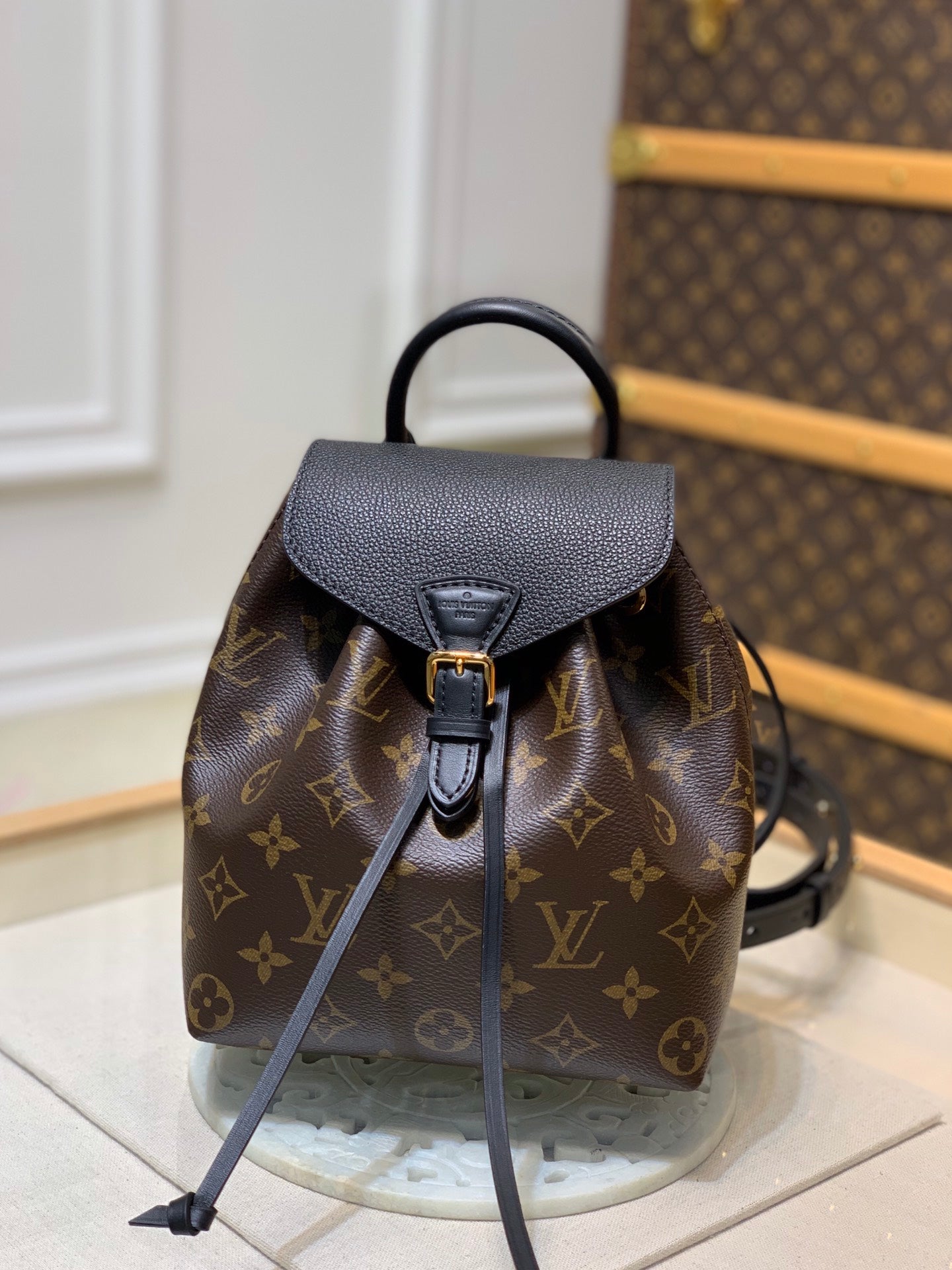 【免稅復刻版】~M45516 路易威登於2020 冬季推出Montsouris BB 雙肩包，以經典Monogram 帆布和小牛皮塑造摩登袖珍構型，其搭扣和皮革抽繩源自1994 年問世的原版設計。頂部手柄和可拆卸並調節的皮革肩帶實現多種背攜方式。詳細特徵17.0 x 20.0 x 10.5 公分(長x 高x 寬) #15760Monogram 塗層帆布牛皮飾邊織物內襯金屬件皮革手提手柄可調節、可拆卸皮革肩帶，可雙肩背、斜挎或肩背磁扣開合，配有手提繩手柄可調節式內袋皮革手柄