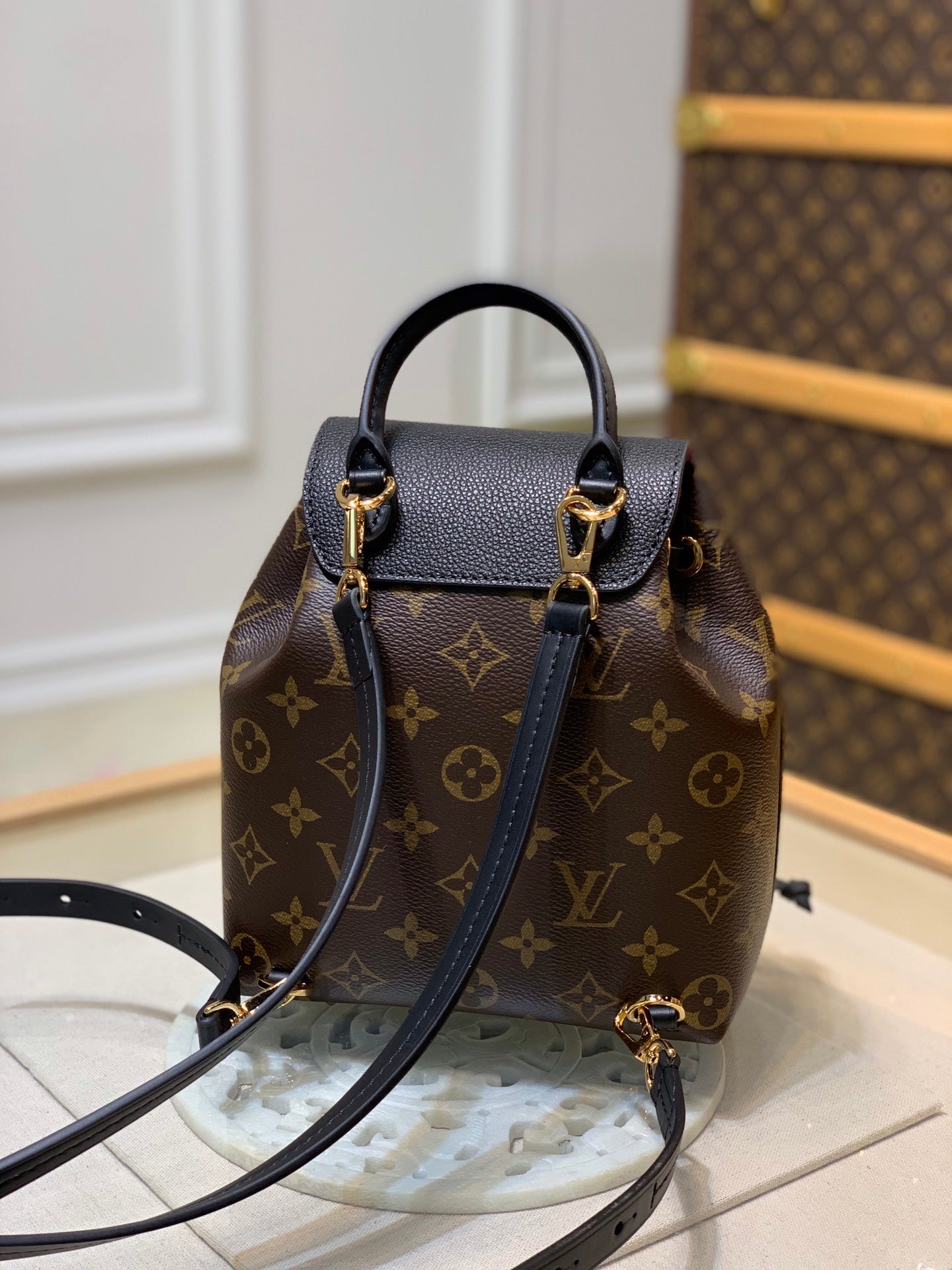 【免稅復刻版】~M45516 路易威登於2020 冬季推出Montsouris BB 雙肩包，以經典Monogram 帆布和小牛皮塑造摩登袖珍構型，其搭扣和皮革抽繩源自1994 年問世的原版設計。頂部手柄和可拆卸並調節的皮革肩帶實現多種背攜方式。詳細特徵17.0 x 20.0 x 10.5 公分(長x 高x 寬) #15760Monogram 塗層帆布牛皮飾邊織物內襯金屬件皮革手提手柄可調節、可拆卸皮革肩帶，可雙肩背、斜挎或肩背磁扣開合，配有手提繩手柄可調節式內袋皮革手柄