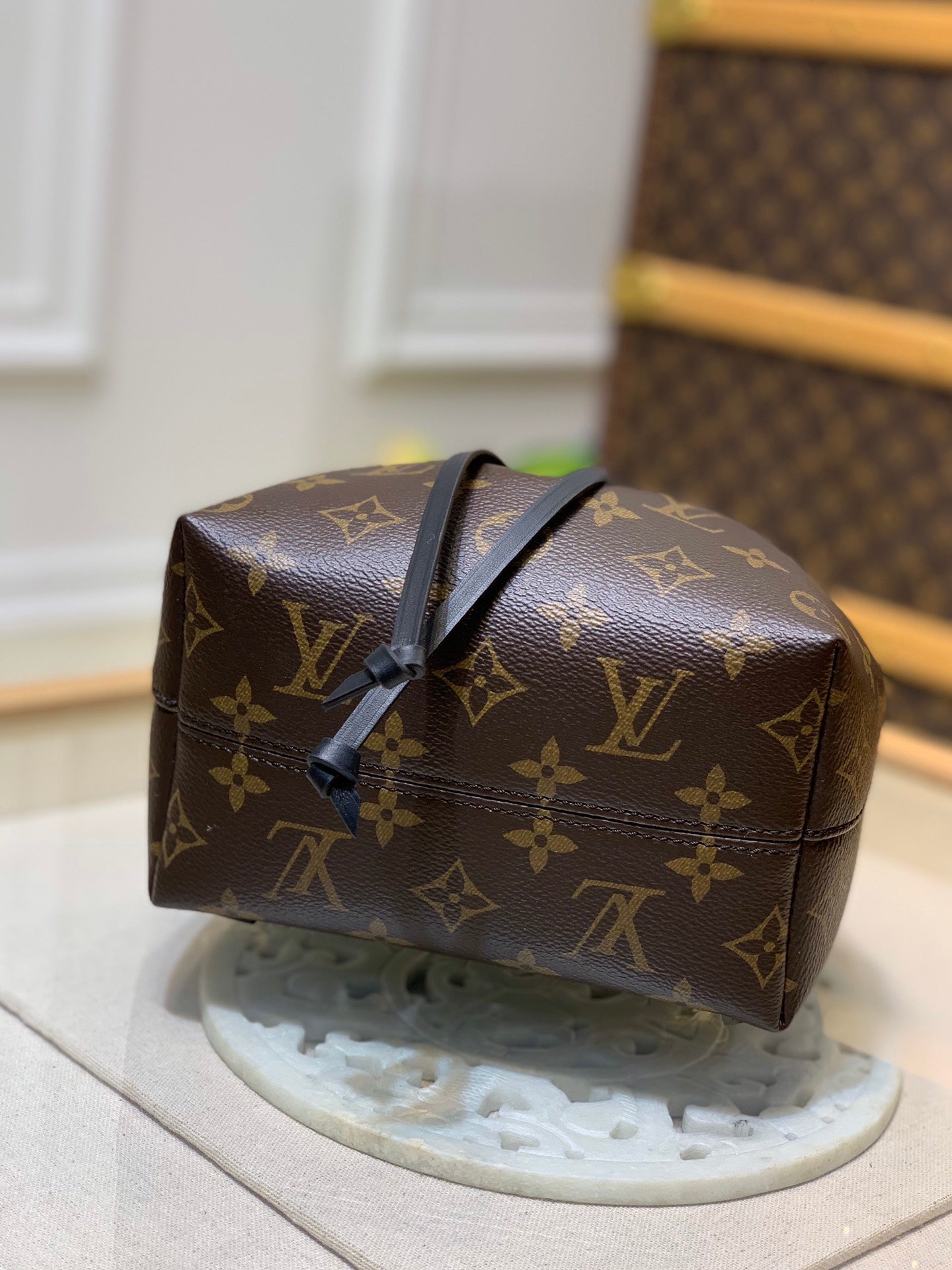 【免稅復刻版】~M45516 路易威登於2020 冬季推出Montsouris BB 雙肩包，以經典Monogram 帆布和小牛皮塑造摩登袖珍構型，其搭扣和皮革抽繩源自1994 年問世的原版設計。頂部手柄和可拆卸並調節的皮革肩帶實現多種背攜方式。詳細特徵17.0 x 20.0 x 10.5 公分(長x 高x 寬) #15760Monogram 塗層帆布牛皮飾邊織物內襯金屬件皮革手提手柄可調節、可拆卸皮革肩帶，可雙肩背、斜挎或肩背磁扣開合，配有手提繩手柄可調節式內袋皮革手柄