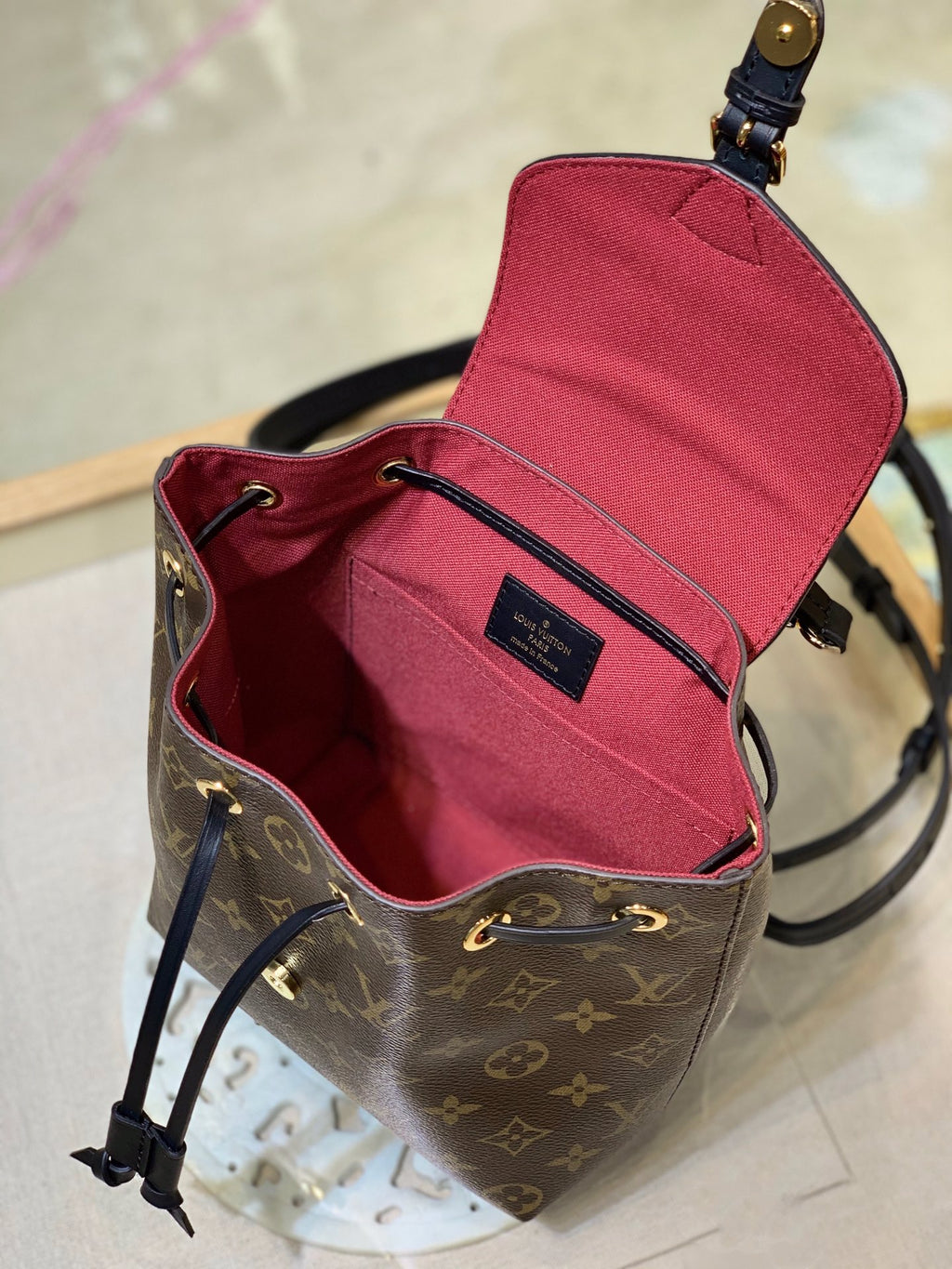 【免稅復刻版】~M45516 路易威登於2020 冬季推出Montsouris BB 雙肩包，以經典Monogram 帆布和小牛皮塑造摩登袖珍構型，其搭扣和皮革抽繩源自1994 年問世的原版設計。頂部手柄和可拆卸並調節的皮革肩帶實現多種背攜方式。詳細特徵17.0 x 20.0 x 10.5 公分(長x 高x 寬) #15760Monogram 塗層帆布牛皮飾邊織物內襯金屬件皮革手提手柄可調節、可拆卸皮革肩帶，可雙肩背、斜挎或肩背磁扣開合，配有手提繩手柄可調節式內袋皮革手柄