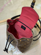【免稅復刻版】~M45516 路易威登於2020 冬季推出Montsouris BB 雙肩包，以經典Monogram 帆布和小牛皮塑造摩登袖珍構型，其搭扣和皮革抽繩源自1994 年問世的原版設計。頂部手柄和可拆卸並調節的皮革肩帶實現多種背攜方式。詳細特徵17.0 x 20.0 x 10.5 公分(長x 高x 寬) #15760Monogram 塗層帆布牛皮飾邊織物內襯金屬件皮革手提手柄可調節、可拆卸皮革肩帶，可雙肩背、斜挎或肩背磁扣開合，配有手提繩手柄可調節式內袋皮革手柄
