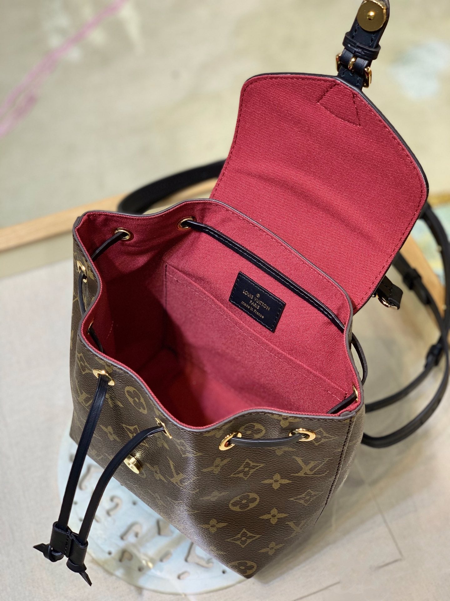 【免稅復刻版】~M45516 路易威登於2020 冬季推出Montsouris BB 雙肩包，以經典Monogram 帆布和小牛皮塑造摩登袖珍構型，其搭扣和皮革抽繩源自1994 年問世的原版設計。頂部手柄和可拆卸並調節的皮革肩帶實現多種背攜方式。詳細特徵17.0 x 20.0 x 10.5 公分(長x 高x 寬) #15760Monogram 塗層帆布牛皮飾邊織物內襯金屬件皮革手提手柄可調節、可拆卸皮革肩帶，可雙肩背、斜挎或肩背磁扣開合，配有手提繩手柄可調節式內袋皮革手柄