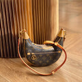 M81098 特級全鋼代購版本#15960 23 x 13 x 6 厘米(長度x 高x 寬) Monogram 塗層帆布牛皮革飾邊微纖維內襯金屬件拉鍊前袋配有LV Circle 標識拉鍊頭拉鍊開合肩帶：可拆卸，可調節包帶半長：35.0 厘米包標識拉鍊頭帶 50.