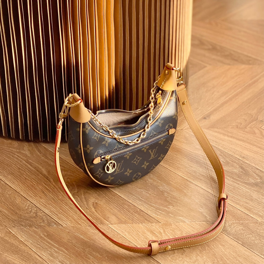 M81098 特級全鋼代購版本#15960 23 x 13 x 6 厘米(長度x 高x 寬) Monogram 塗層帆布牛皮革飾邊微纖維內襯金屬件拉鍊前袋配有LV Circle 標識拉鍊頭拉鍊開合肩帶：可拆卸，可調節包帶半長：35.0 厘米包標識拉鍊頭帶 50.