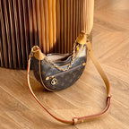 M81098 特級全鋼代購版本#15960 23 x 13 x 6 厘米(長度x 高x 寬) Monogram 塗層帆布牛皮革飾邊微纖維內襯金屬件拉鍊前袋配有LV Circle 標識拉鍊頭拉鍊開合肩帶：可拆卸，可調節包帶半長：35.0 厘米包標識拉鍊頭帶 50.