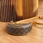 M81098 特級全鋼代購版本#15960 23 x 13 x 6 厘米(長度x 高x 寬) Monogram 塗層帆布牛皮革飾邊微纖維內襯金屬件拉鍊前袋配有LV Circle 標識拉鍊頭拉鍊開合肩帶：可拆卸，可調節包帶半長：35.0 厘米包標識拉鍊頭帶 50.