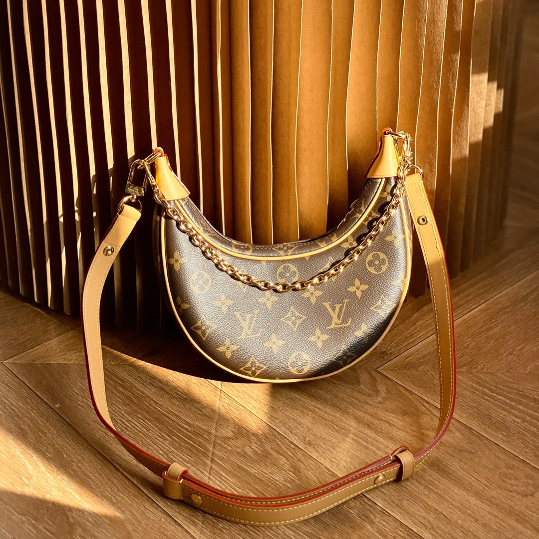 M81098 特級全鋼代購版本#15960 23 x 13 x 6 厘米(長度x 高x 寬) Monogram 塗層帆布牛皮革飾邊微纖維內襯金屬件拉鍊前袋配有LV Circle 標識拉鍊頭拉鍊開合肩帶：可拆卸，可調節包帶半長：35.0 厘米包標識拉鍊頭帶 50.