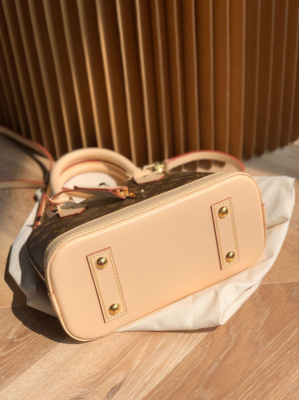 M53152 特級全鋼代購版本品質ALMA BB 手袋23.5 x 17.5 x 11.5 厘米(長度x 高x 寬)天然牛皮飾邊和鑰匙罩手提或斜背帶掛鎖的雙拉鍊開合1個內貼袋#15990 棉布內襯底帶保護性的雙拉鍊開合1個內貼袋#15990 棉布內襯板底帶保護性的手柄半帶固定手柄：70
