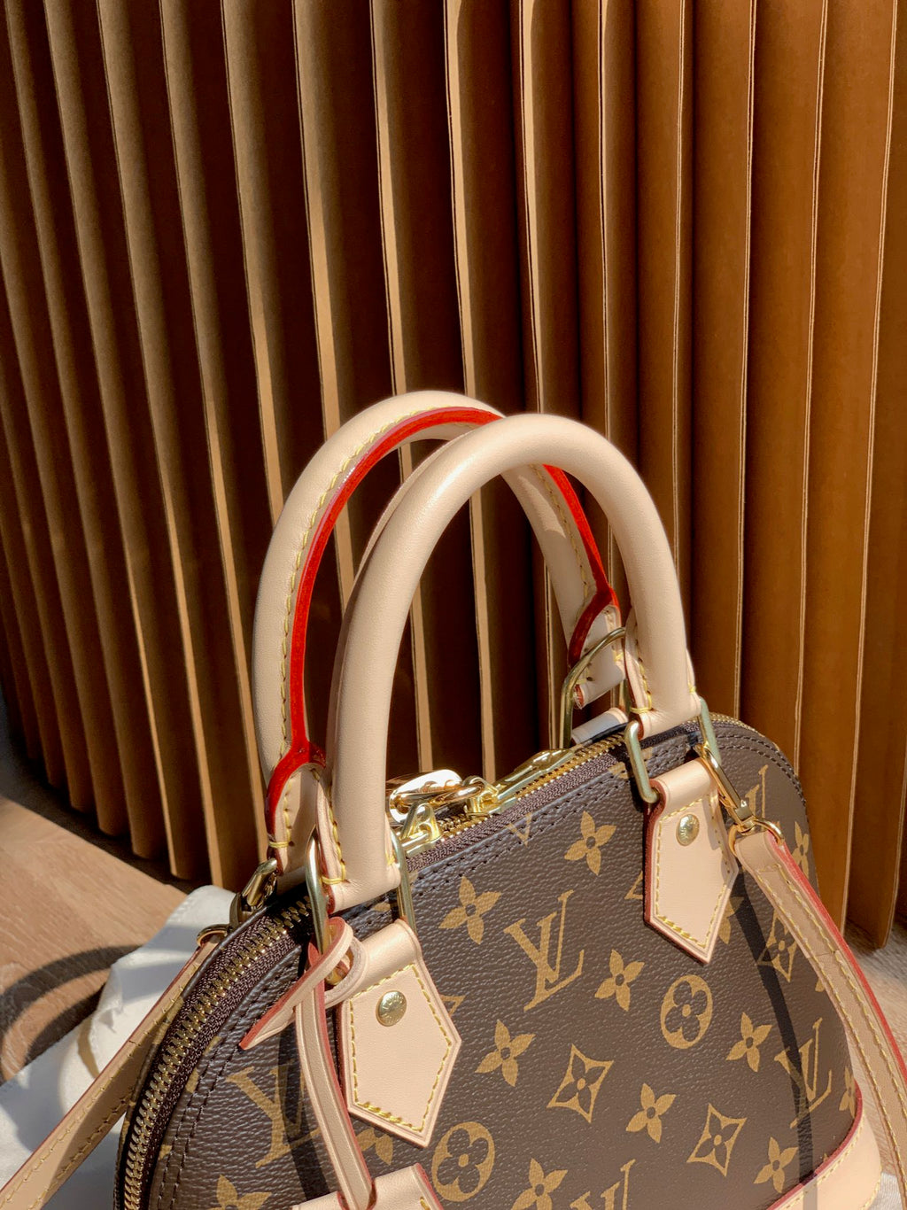 M53152 特級全鋼代購版本品質ALMA BB 手袋23.5 x 17.5 x 11.5 厘米(長度x 高x 寬)天然牛皮飾邊和鑰匙罩手提或斜背帶掛鎖的雙拉鍊開合1個內貼袋#15990 棉布內襯底帶保護性的雙拉鍊開合1個內貼袋#15990 棉布內襯板底帶保護性的手柄半帶固定手柄：70