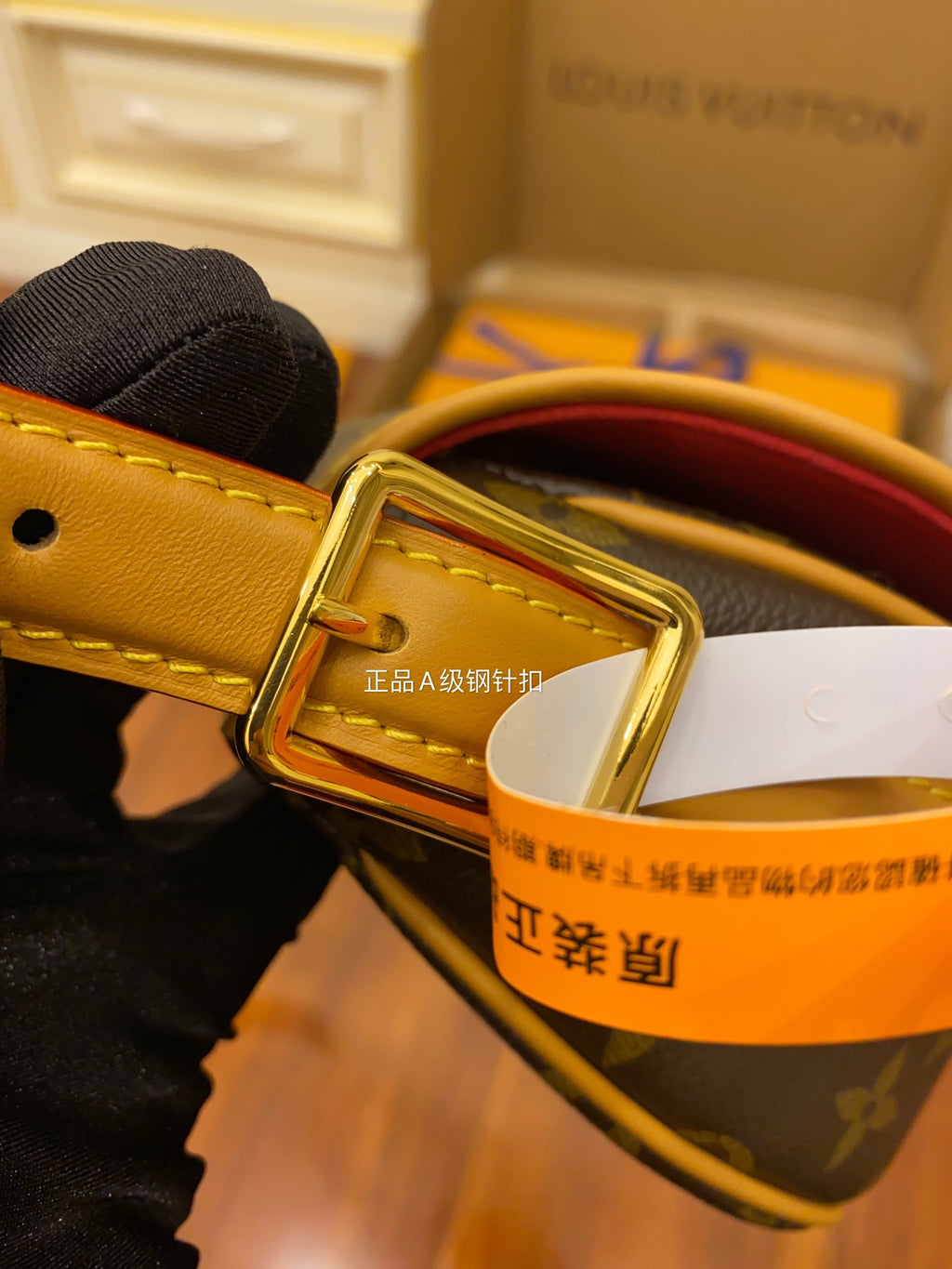 M44860特級加強版（品質提升.專櫃同步電子晶片內碼、禮品袋、保護紙、銅版電子標籤、合格證）皮料是正品代工廠意大利A級皮料（特級正品）:所謂的特級正品．是在於品質、五金、布料、手工、油邊、線、A級出品、細節品質管控，專業QC把控品質、整套包裝正品統一、拍攝圖跟產品一致丶配圖上的全套包裝.尺寸:18x15x8CM#15856