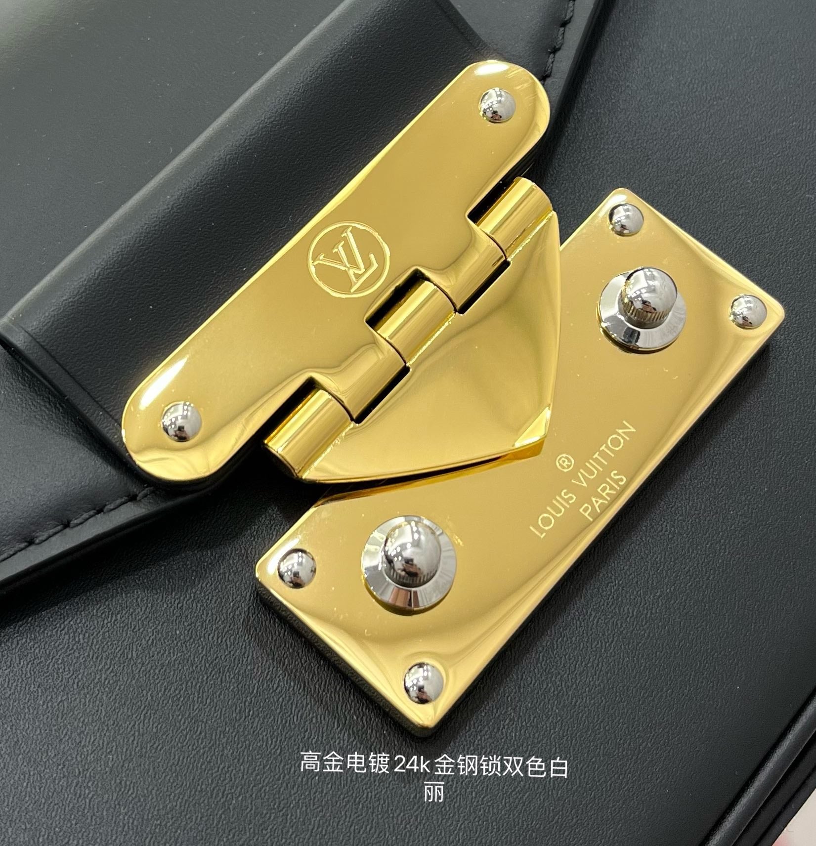 M20393 特級加強版（品質提升.專櫃同步電子晶片內碼、禮品袋、保護紙、銅版電子標籤、合格證）皮料是正品代工廠意大利A級皮料（特級正品）:所謂的特級正品．是在於品質、五金、布料、手工、油邊、A級出品、拍攝圖跟產品一致丶配圖上的全套包裝.尺寸:24x15x6CM#16456