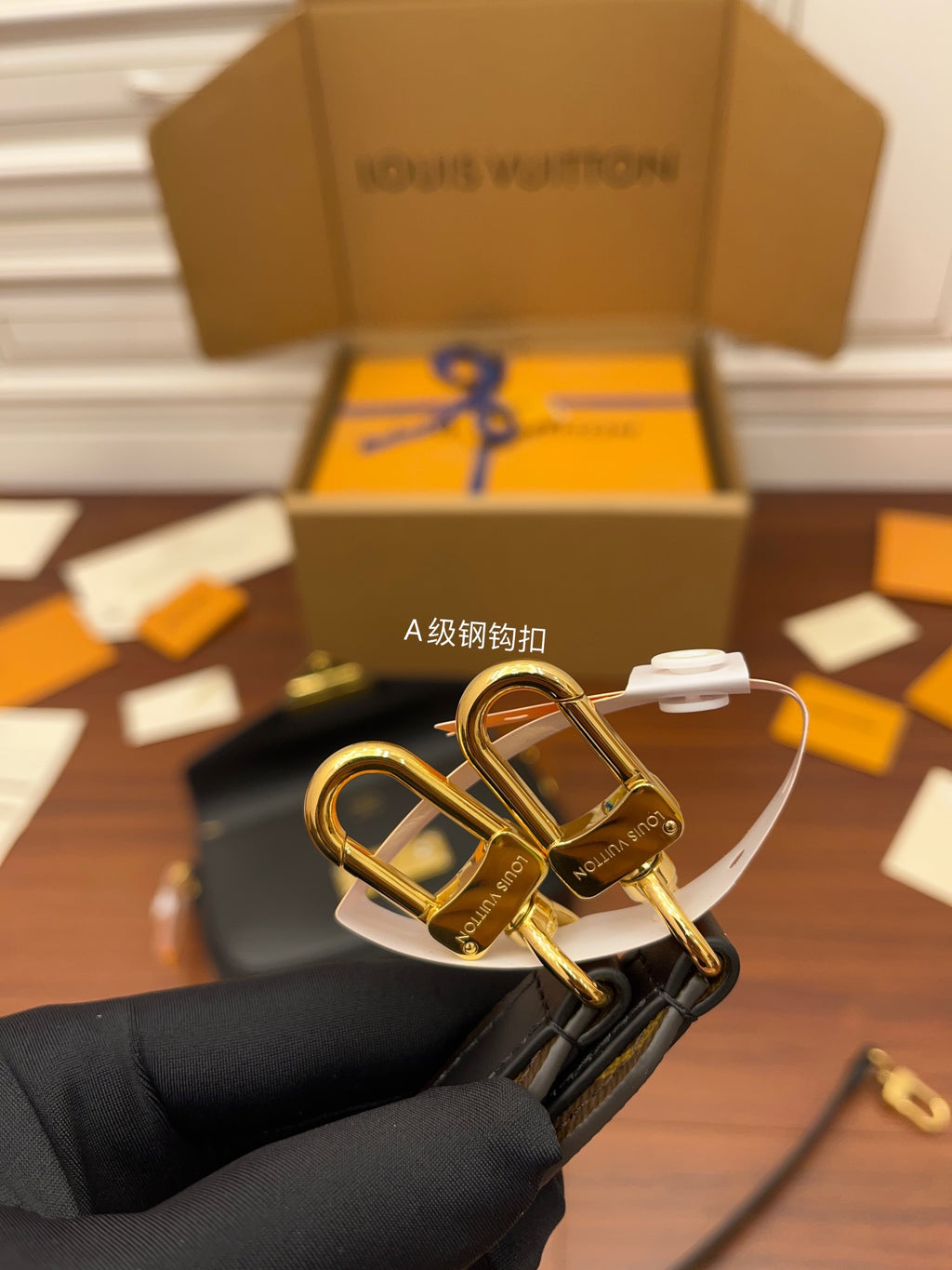 M20393 特級加強版（品質提升.專櫃同步電子晶片內碼、禮品袋、保護紙、銅版電子標籤、合格證）皮料是正品代工廠意大利A級皮料（特級正品）:所謂的特級正品．是在於品質、五金、布料、手工、油邊、A級出品、拍攝圖跟產品一致丶配圖上的全套包裝.尺寸:24x15x6CM#16456