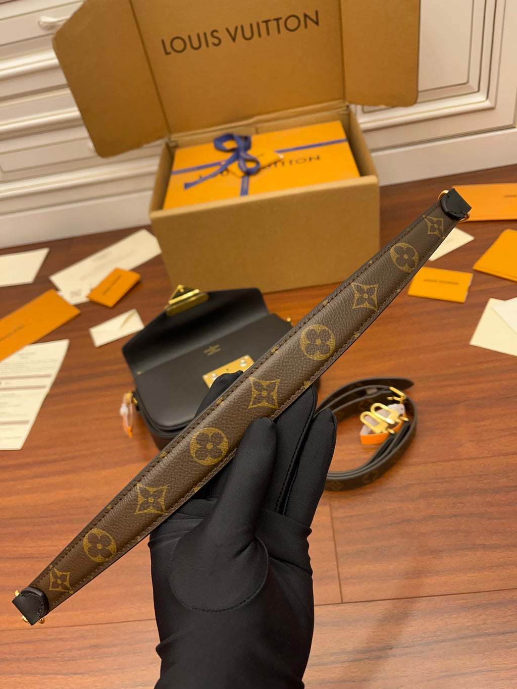 M20393 特級加強版（品質提升.專櫃同步電子晶片內碼、禮品袋、保護紙、銅版電子標籤、合格證）皮料是正品代工廠意大利A級皮料（特級正品）:所謂的特級正品．是在於品質、五金、布料、手工、油邊、A級出品、拍攝圖跟產品一致丶配圖上的全套包裝.尺寸:24x15x6CM#16456