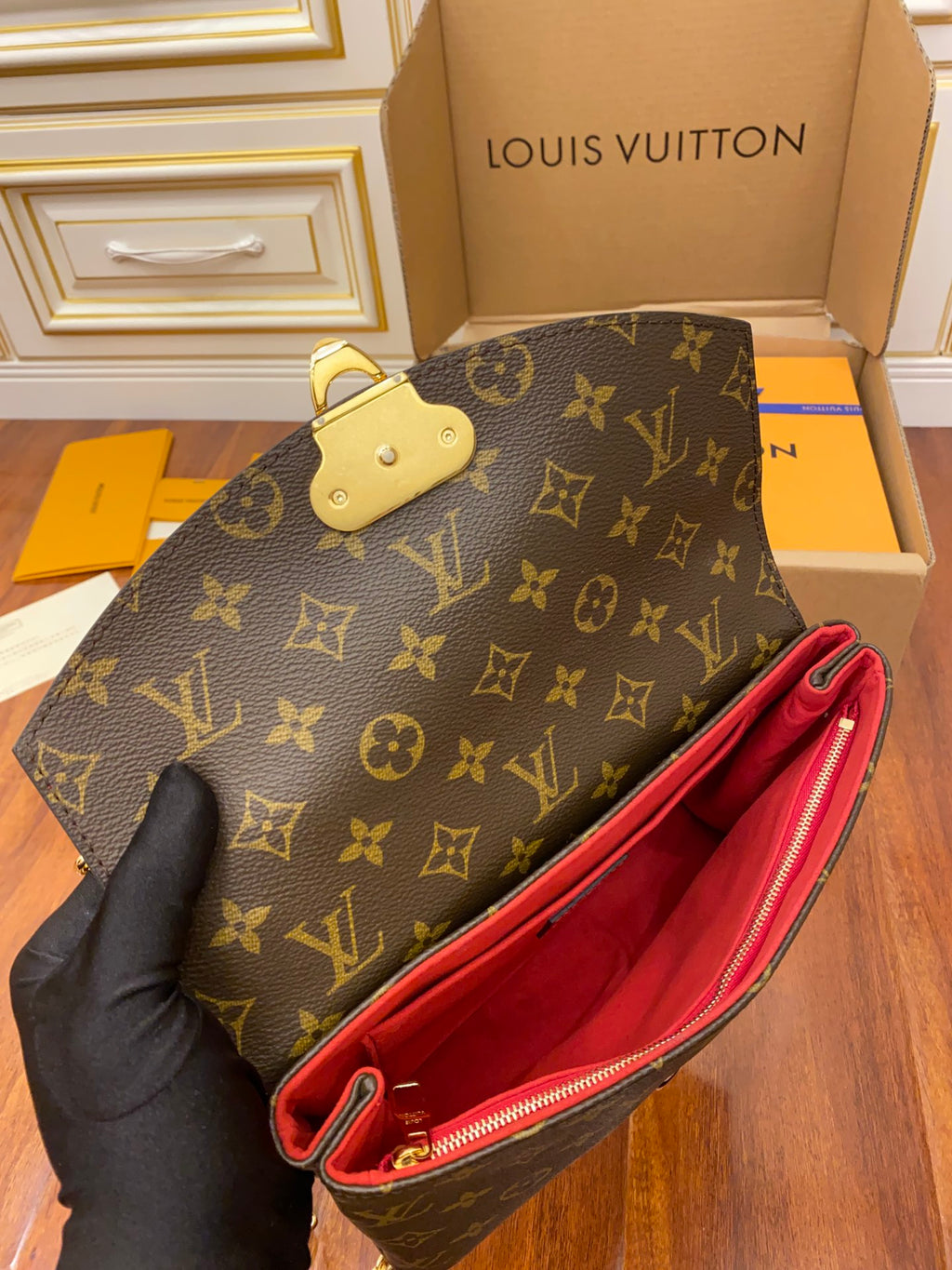 M43713特級加強版（品質提升.專櫃同步電子晶片內碼、禮品袋、保護紙、銅版電子標籤、合格證）皮料是正品代工廠意大利A級皮料（特級正品）:所謂的特級正品．是在於品質、五金、布料、手工、油邊、線、A級出品、細節品質管控，專業QC把控品質、整套包裝正品統一、拍攝圖跟產品一致丶配圖上的全套包裝.尺寸:25.0x16.5x7.0CM#15976