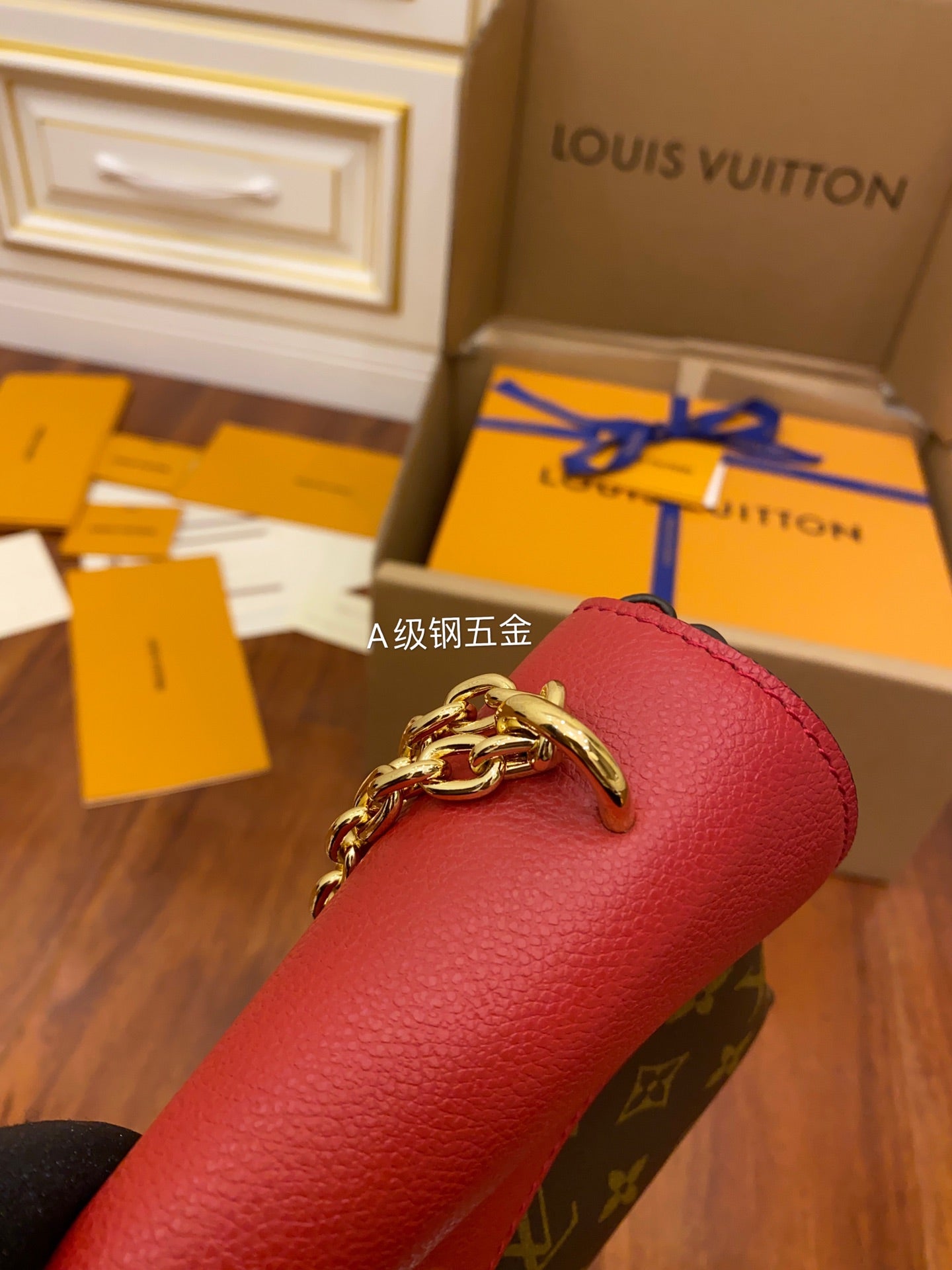 M43713特級加強版（品質提升.專櫃同步電子晶片內碼、禮品袋、保護紙、銅版電子標籤、合格證）皮料是正品代工廠意大利A級皮料（特級正品）:所謂的特級正品．是在於品質、五金、布料、手工、油邊、線、A級出品、細節品質管控，專業QC把控品質、整套包裝正品統一、拍攝圖跟產品一致丶配圖上的全套包裝.尺寸:25.0x16.5x7.0CM#15976