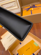 M61692特級加強版（品質提升.專櫃同步電子晶片內碼、禮品袋、保護紙，銅版電子標籤、合格證）皮料是正品代工廠意大利A級皮料（特級正品）:所謂的特級正品．是在於品質、五金、布料、手工、油邊、線、A級出品、細節品質管控，專業QC把控品質、整套包裝正品統一、拍攝圖跟產品一致丶配圖上的全套包裝.尺寸:27x21x3CM#15448