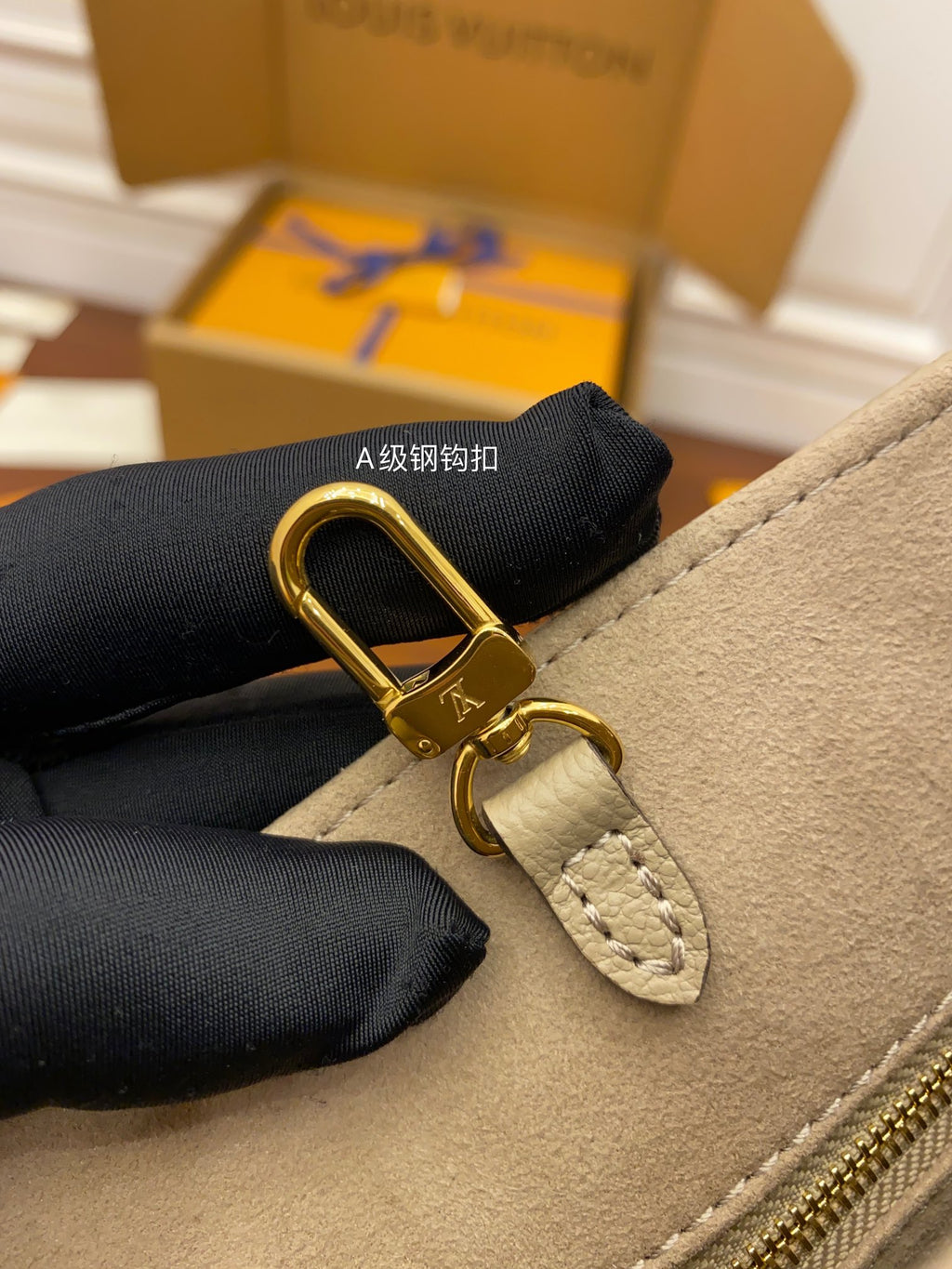 M45779特級加強版（品質提升.專櫃同步電子晶片內碼、禮品袋、保護紙、銅版電子標籤、合格證）皮料是正品代工廠意大利A級皮料（特級正品）:所謂的特級正品．是在於品質、五金、布料、手工、油邊、線、A級出品、細節品質管控，專業QC把控品質、整套包裝正品統一、拍攝圖跟產品一致丶配圖上的全套包裝.尺寸:25x19x11.5CM#16276