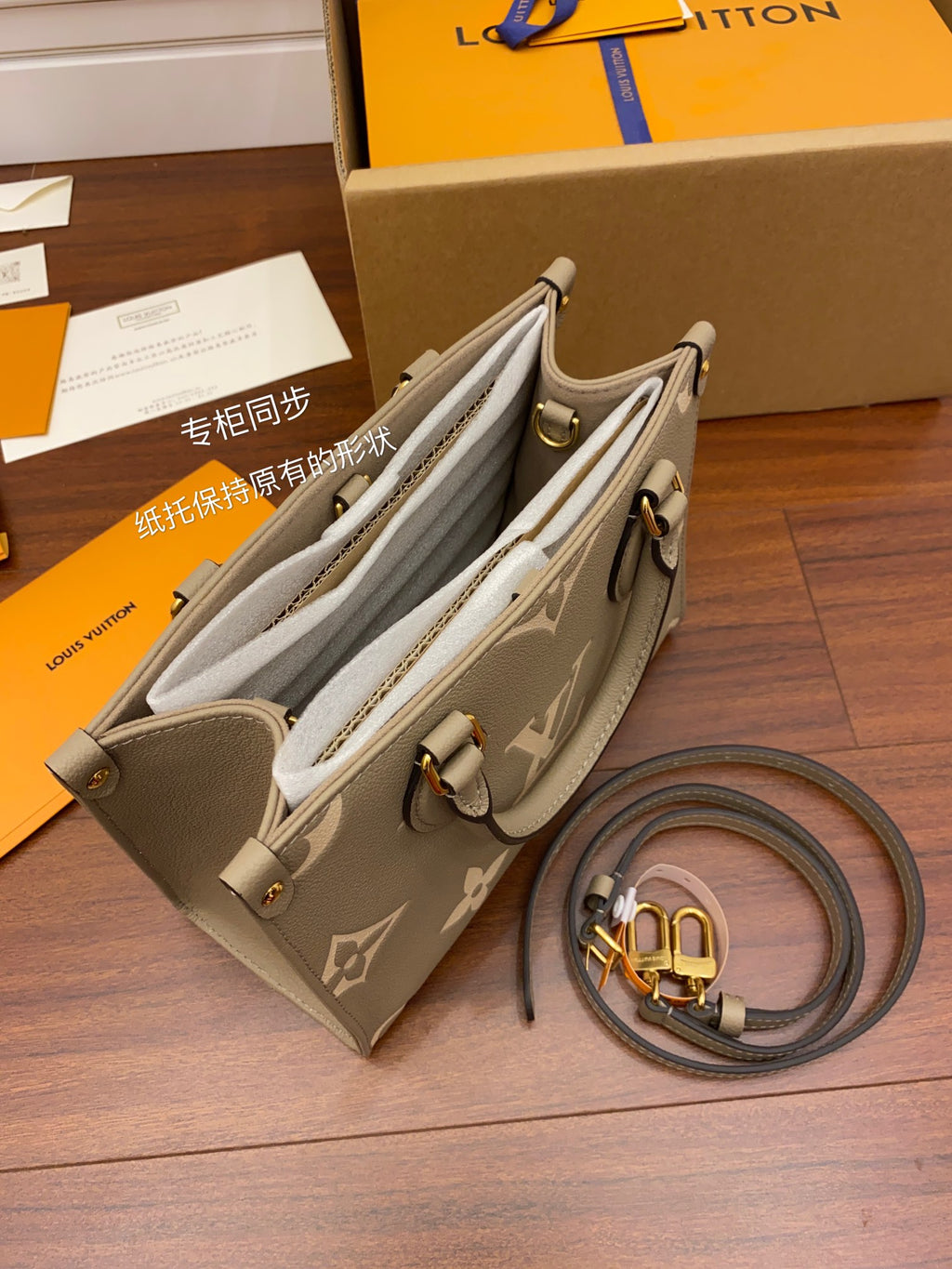M45779特級加強版（品質提升.專櫃同步電子晶片內碼、禮品袋、保護紙、銅版電子標籤、合格證）皮料是正品代工廠意大利A級皮料（特級正品）:所謂的特級正品．是在於品質、五金、布料、手工、油邊、線、A級出品、細節品質管控，專業QC把控品質、整套包裝正品統一、拍攝圖跟產品一致丶配圖上的全套包裝.尺寸:25x19x11.5CM#16276