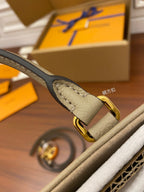 M45779特級加強版（品質提升.專櫃同步電子晶片內碼、禮品袋、保護紙、銅版電子標籤、合格證）皮料是正品代工廠意大利A級皮料（特級正品）:所謂的特級正品．是在於品質、五金、布料、手工、油邊、線、A級出品、細節品質管控，專業QC把控品質、整套包裝正品統一、拍攝圖跟產品一致丶配圖上的全套包裝.尺寸:25x19x11.5CM#16276