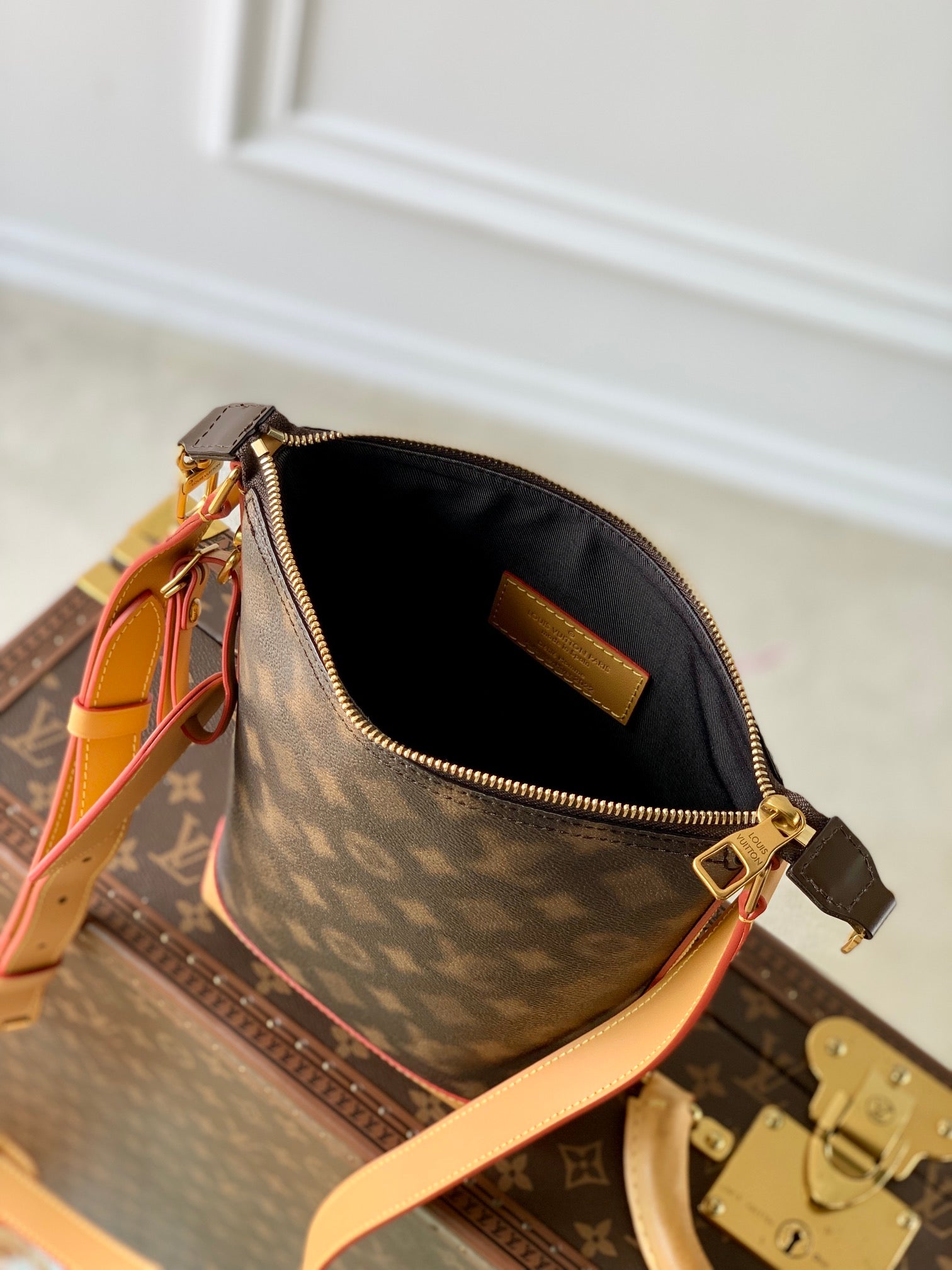 免稅版M46241 Hobo Cruiser 手袋躍入超現實世界，演繹設計師Virgil Abloh 為2022 秋冬系列創想的This Is Not Monogram 主題。經典Monogram 圖案呈現夢幻般的失焦效果，大號主隔層可收納日常所需，可調節肩帶和雙鉤扣實現舒適背攜。尺寸：17.0 x 24.0 x 8.5 公分(長x 高x 寬)#15880