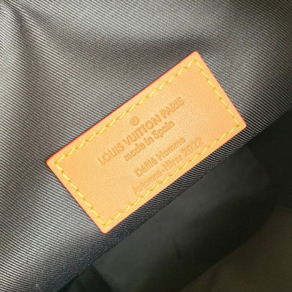 免稅版M46241 Hobo Cruiser 手袋躍入超現實世界，演繹設計師Virgil Abloh 為2022 秋冬系列創想的This Is Not Monogram 主題。經典Monogram 圖案呈現夢幻般的失焦效果，大號主隔層可收納日常所需，可調節肩帶和雙鉤扣實現舒適背攜。尺寸：17.0 x 24.0 x 8.5 公分(長x 高x 寬)#15880