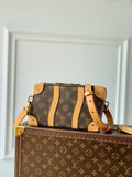 M81580 本Soft Trunk 手袋將路易威登的經典元素引入創意幻境。波浪線條和Blurry Monogram 帆布的失焦圖案彷彿超現實主義畫卷，彰顯Virgil Abloh 對孩童想像的深邃洞察，以矚目格調令個人物品輕鬆隨行。尺寸：22.5 x 14.0 x 5.0 公分(長x 高x 寬)#15760