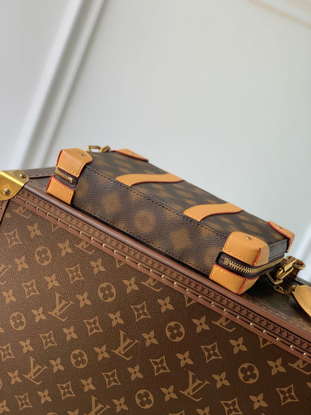 M81580 本Soft Trunk 手袋將路易威登的經典元素引入創意幻境。波浪線條和Blurry Monogram 帆布的失焦圖案彷彿超現實主義畫卷，彰顯Virgil Abloh 對孩童想像的深邃洞察，以矚目格調令個人物品輕鬆隨行。尺寸：22.5 x 14.0 x 5.0 公分(長x 高x 寬)#15760