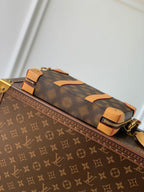 M81580 本Soft Trunk 手袋將路易威登的經典元素引入創意幻境。波浪線條和Blurry Monogram 帆布的失焦圖案彷彿超現實主義畫卷，彰顯Virgil Abloh 對孩童想像的深邃洞察，以矚目格調令個人物品輕鬆隨行。尺寸：22.5 x 14.0 x 5.0 公分(長x 高x 寬)#15760
