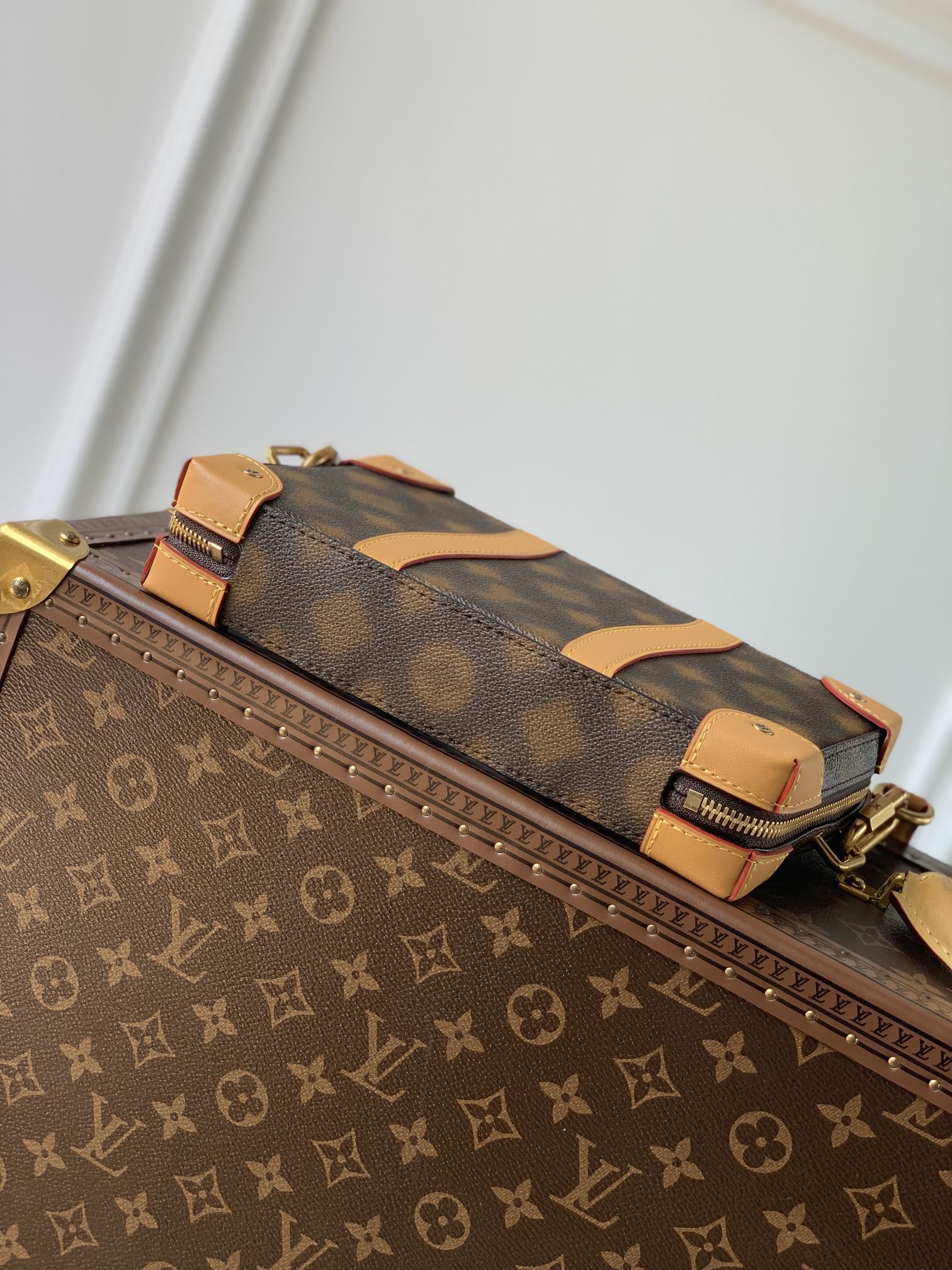 M81580 本Soft Trunk 手袋將路易威登的經典元素引入創意幻境。波浪線條和Blurry Monogram 帆布的失焦圖案彷彿超現實主義畫卷，彰顯Virgil Abloh 對孩童想像的深邃洞察，以矚目格調令個人物品輕鬆隨行。尺寸：22.5 x 14.0 x 5.0 公分(長x 高x 寬)#15760