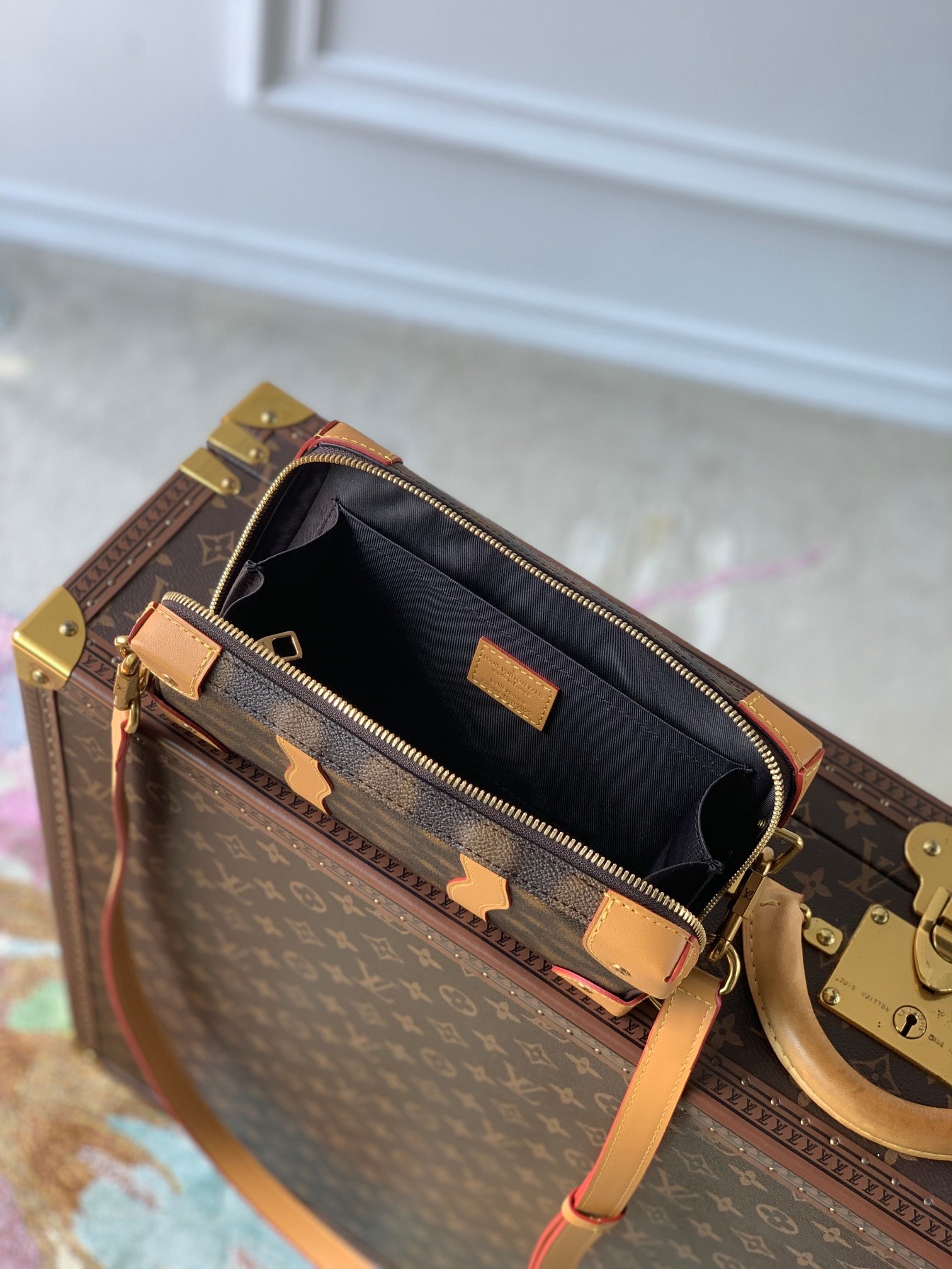 M81580 本Soft Trunk 手袋將路易威登的經典元素引入創意幻境。波浪線條和Blurry Monogram 帆布的失焦圖案彷彿超現實主義畫卷，彰顯Virgil Abloh 對孩童想像的深邃洞察，以矚目格調令個人物品輕鬆隨行。尺寸：22.5 x 14.0 x 5.0 公分(長x 高x 寬)#15760