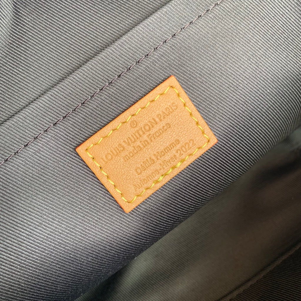 M81580 本Soft Trunk 手袋將路易威登的經典元素引入創意幻境。波浪線條和Blurry Monogram 帆布的失焦圖案彷彿超現實主義畫卷，彰顯Virgil Abloh 對孩童想像的深邃洞察，以矚目格調令個人物品輕鬆隨行。尺寸：22.5 x 14.0 x 5.0 公分(長x 高x 寬)#15760