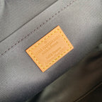 M81580 本Soft Trunk 手袋將路易威登的經典元素引入創意幻境。波浪線條和Blurry Monogram 帆布的失焦圖案彷彿超現實主義畫卷，彰顯Virgil Abloh 對孩童想像的深邃洞察，以矚目格調令個人物品輕鬆隨行。尺寸：22.5 x 14.0 x 5.0 公分(長x 高x 寬)#15760