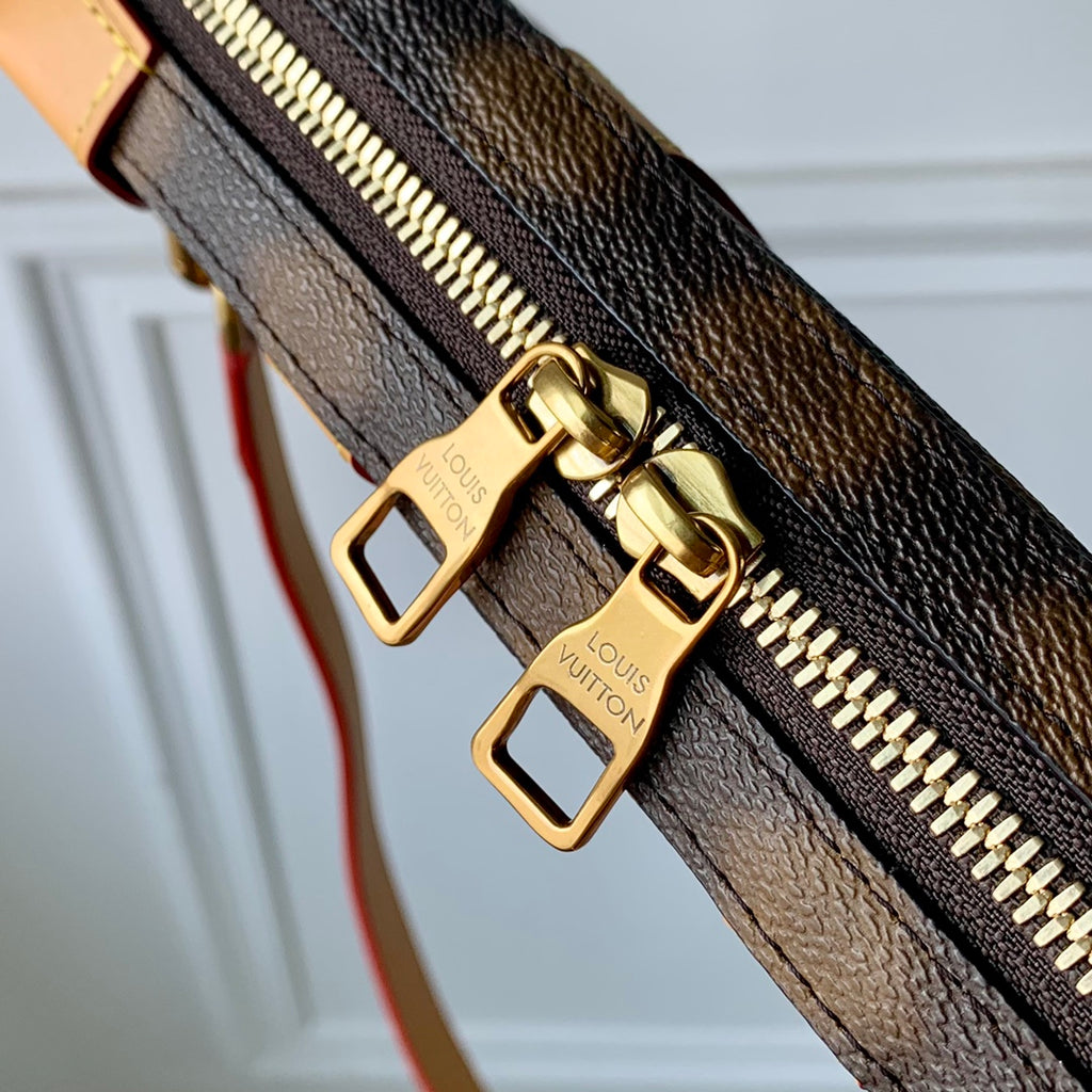 M81580 本Soft Trunk 手袋將路易威登的經典元素引入創意幻境。波浪線條和Blurry Monogram 帆布的失焦圖案彷彿超現實主義畫卷，彰顯Virgil Abloh 對孩童想像的深邃洞察，以矚目格調令個人物品輕鬆隨行。尺寸：22.5 x 14.0 x 5.0 公分(長x 高x 寬)#15760