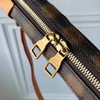 M81580 本Soft Trunk 手袋將路易威登的經典元素引入創意幻境。波浪線條和Blurry Monogram 帆布的失焦圖案彷彿超現實主義畫卷，彰顯Virgil Abloh 對孩童想像的深邃洞察，以矚目格調令個人物品輕鬆隨行。尺寸：22.5 x 14.0 x 5.0 公分(長x 高x 寬)#15760