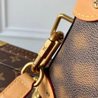 M81580 本Soft Trunk 手袋將路易威登的經典元素引入創意幻境。波浪線條和Blurry Monogram 帆布的失焦圖案彷彿超現實主義畫卷，彰顯Virgil Abloh 對孩童想像的深邃洞察，以矚目格調令個人物品輕鬆隨行。尺寸：22.5 x 14.0 x 5.0 公分(長x 高x 寬)#15760