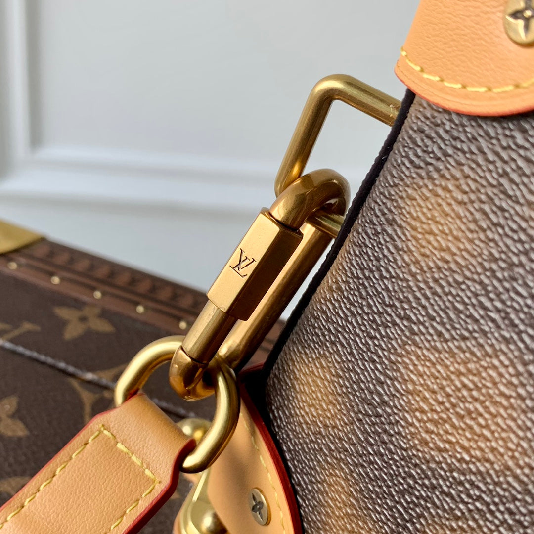 M81580 本Soft Trunk 手袋將路易威登的經典元素引入創意幻境。波浪線條和Blurry Monogram 帆布的失焦圖案彷彿超現實主義畫卷，彰顯Virgil Abloh 對孩童想像的深邃洞察，以矚目格調令個人物品輕鬆隨行。尺寸：22.5 x 14.0 x 5.0 公分(長x 高x 寬)#15760