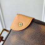 M81580 本Soft Trunk 手袋將路易威登的經典元素引入創意幻境。波浪線條和Blurry Monogram 帆布的失焦圖案彷彿超現實主義畫卷，彰顯Virgil Abloh 對孩童想像的深邃洞察，以矚目格調令個人物品輕鬆隨行。尺寸：22.5 x 14.0 x 5.0 公分(長x 高x 寬)#15760