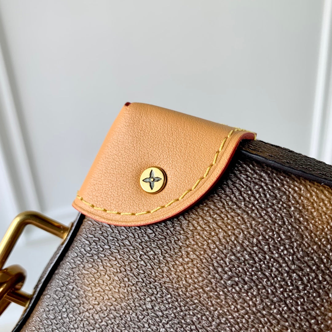 M81580 本Soft Trunk 手袋將路易威登的經典元素引入創意幻境。波浪線條和Blurry Monogram 帆布的失焦圖案彷彿超現實主義畫卷，彰顯Virgil Abloh 對孩童想像的深邃洞察，以矚目格調令個人物品輕鬆隨行。尺寸：22.5 x 14.0 x 5.0 公分(長x 高x 寬)#15760