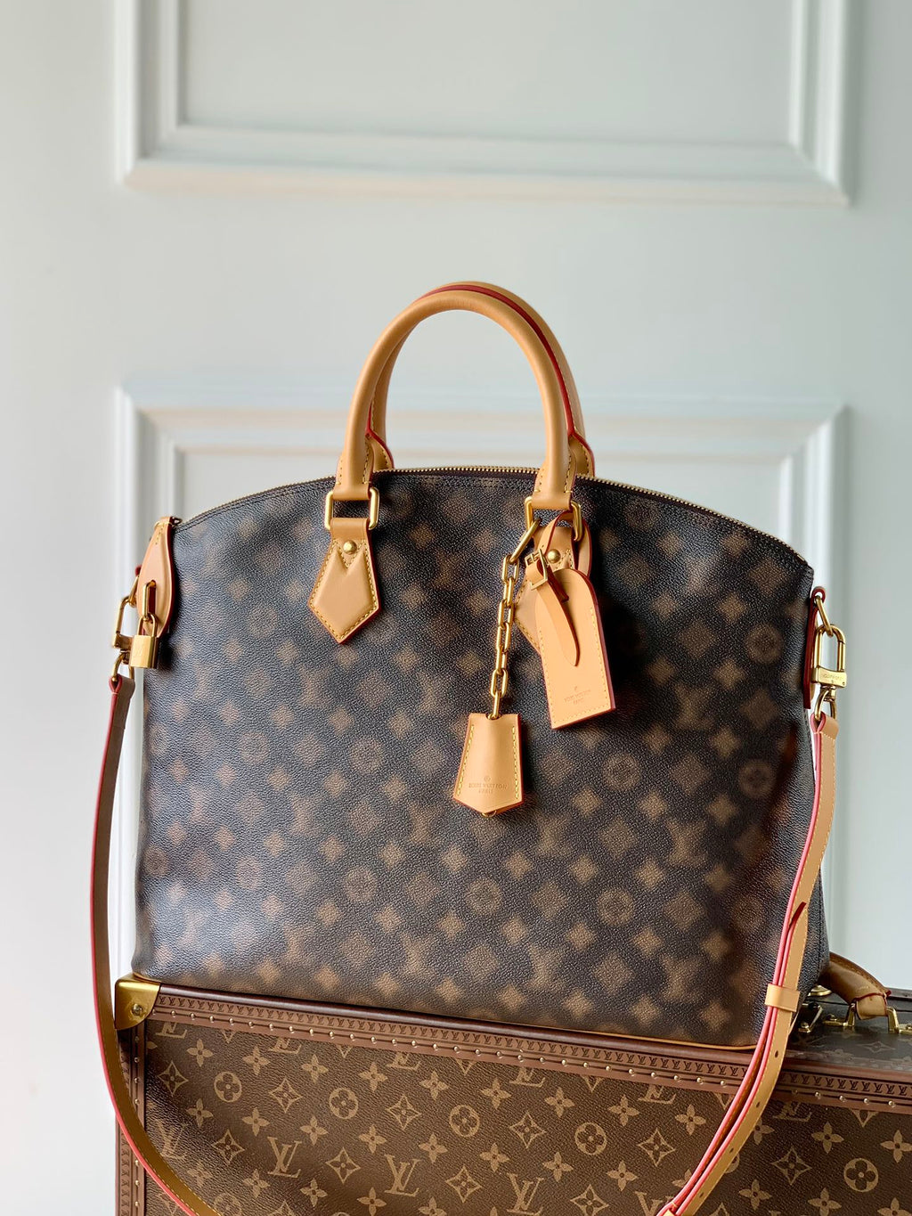 M46240 Lock It 托特包跌入2022 秋冬系列的This Is Not Monogram 迷幻夢境。設計師Virgil Abloh 讓經典Monogram 圖案模糊輪廓和邊界，追憶孩提時代天馬行空的幻想寰宇。充裕空間可容納日常所需。尺寸：44.0 x 34.0 x 16.0 公分(長x 高x 寬)#16120