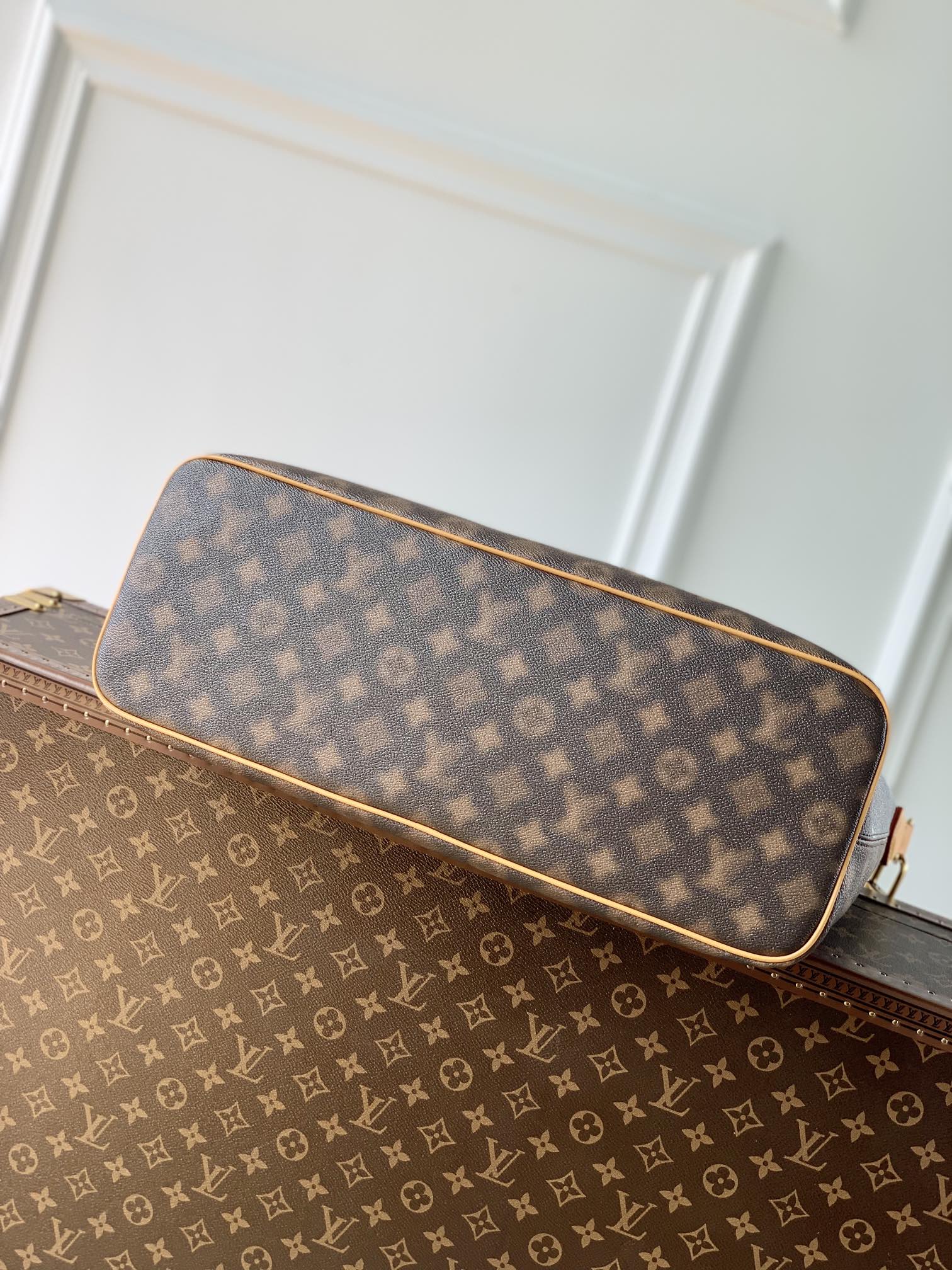M46240 Lock It 托特包跌入2022 秋冬系列的This Is Not Monogram 迷幻夢境。設計師Virgil Abloh 讓經典Monogram 圖案模糊輪廓和邊界，追憶孩提時代天馬行空的幻想寰宇。充裕空間可容納日常所需。尺寸：44.0 x 34.0 x 16.0 公分(長x 高x 寬)#16120
