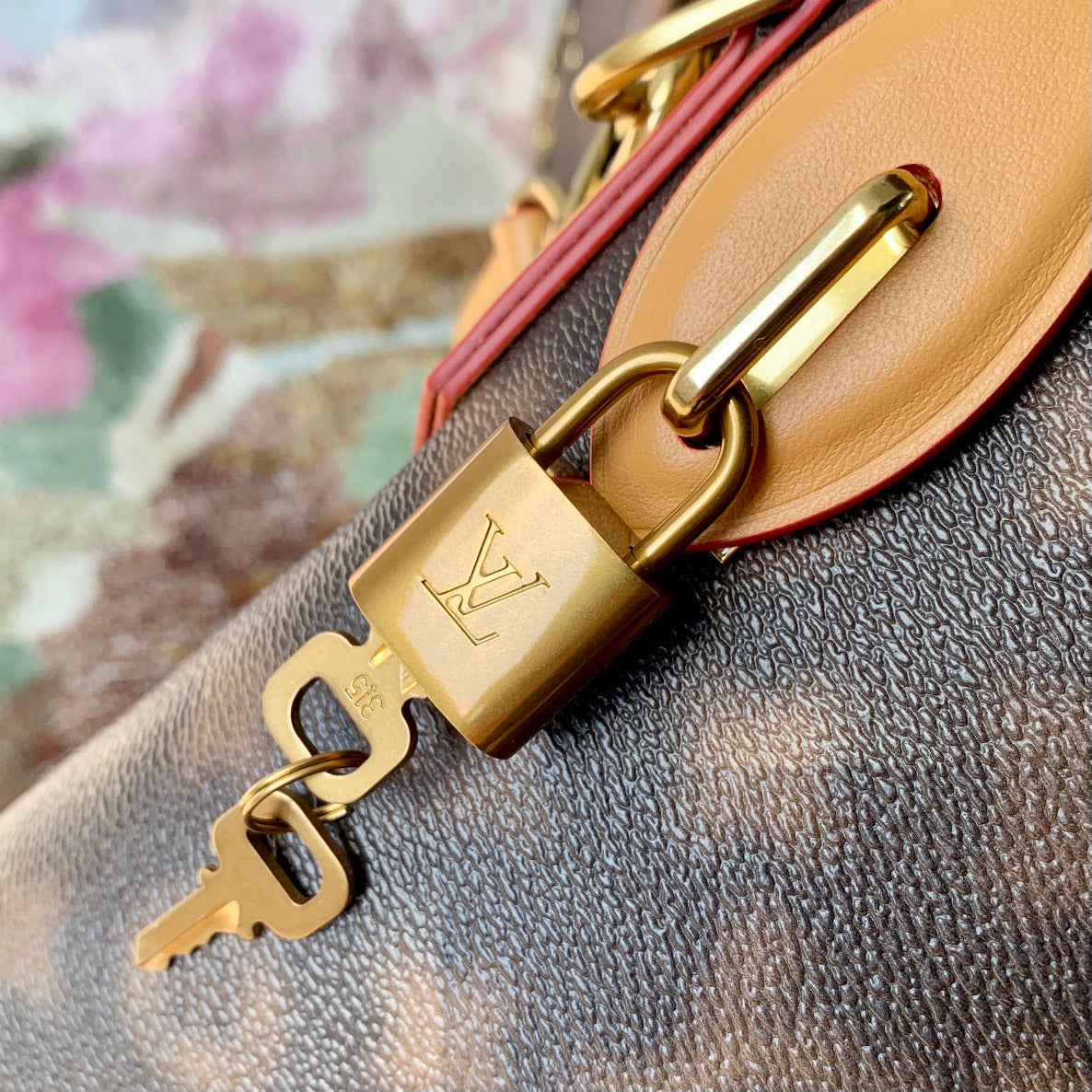 M46240 Lock It 托特包跌入2022 秋冬系列的This Is Not Monogram 迷幻夢境。設計師Virgil Abloh 讓經典Monogram 圖案模糊輪廓和邊界，追憶孩提時代天馬行空的幻想寰宇。充裕空間可容納日常所需。尺寸：44.0 x 34.0 x 16.0 公分(長x 高x 寬)#16120