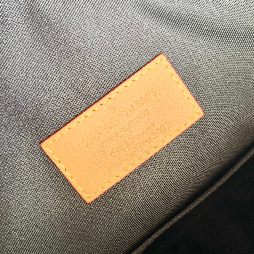 M46240 Lock It 托特包跌入2022 秋冬系列的This Is Not Monogram 迷幻夢境。設計師Virgil Abloh 讓經典Monogram 圖案模糊輪廓和邊界，追憶孩提時代天馬行空的幻想寰宇。充裕空間可容納日常所需。尺寸：44.0 x 34.0 x 16.0 公分(長x 高x 寬)#16120