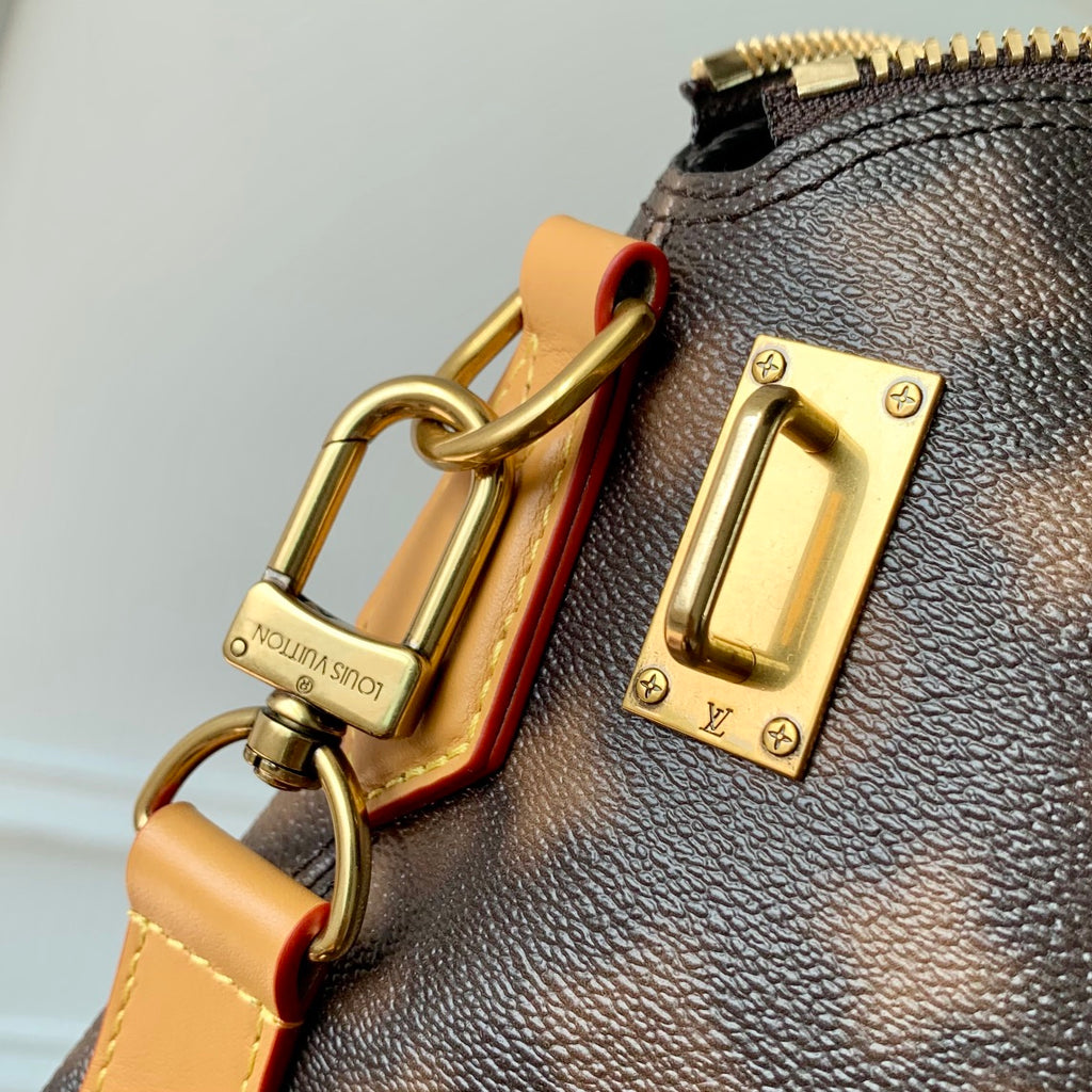 M46240 Lock It 托特包跌入2022 秋冬系列的This Is Not Monogram 迷幻夢境。設計師Virgil Abloh 讓經典Monogram 圖案模糊輪廓和邊界，追憶孩提時代天馬行空的幻想寰宇。充裕空間可容納日常所需。尺寸：44.0 x 34.0 x 16.0 公分(長x 高x 寬)#16120