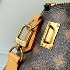 M46240 Lock It 托特包跌入2022 秋冬系列的This Is Not Monogram 迷幻夢境。設計師Virgil Abloh 讓經典Monogram 圖案模糊輪廓和邊界，追憶孩提時代天馬行空的幻想寰宇。充裕空間可容納日常所需。尺寸：44.0 x 34.0 x 16.0 公分(長x 高x 寬)#16120