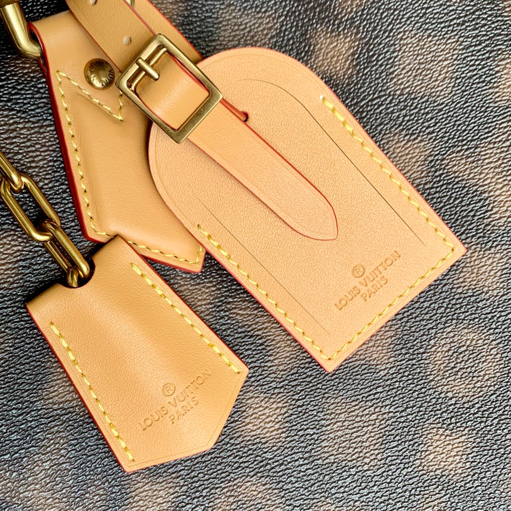 M46240 Lock It 托特包跌入2022 秋冬系列的This Is Not Monogram 迷幻夢境。設計師Virgil Abloh 讓經典Monogram 圖案模糊輪廓和邊界，追憶孩提時代天馬行空的幻想寰宇。充裕空間可容納日常所需。尺寸：44.0 x 34.0 x 16.0 公分(長x 高x 寬)#16120