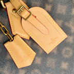 M46240 Lock It 托特包跌入2022 秋冬系列的This Is Not Monogram 迷幻夢境。設計師Virgil Abloh 讓經典Monogram 圖案模糊輪廓和邊界，追憶孩提時代天馬行空的幻想寰宇。充裕空間可容納日常所需。尺寸：44.0 x 34.0 x 16.0 公分(長x 高x 寬)#16120