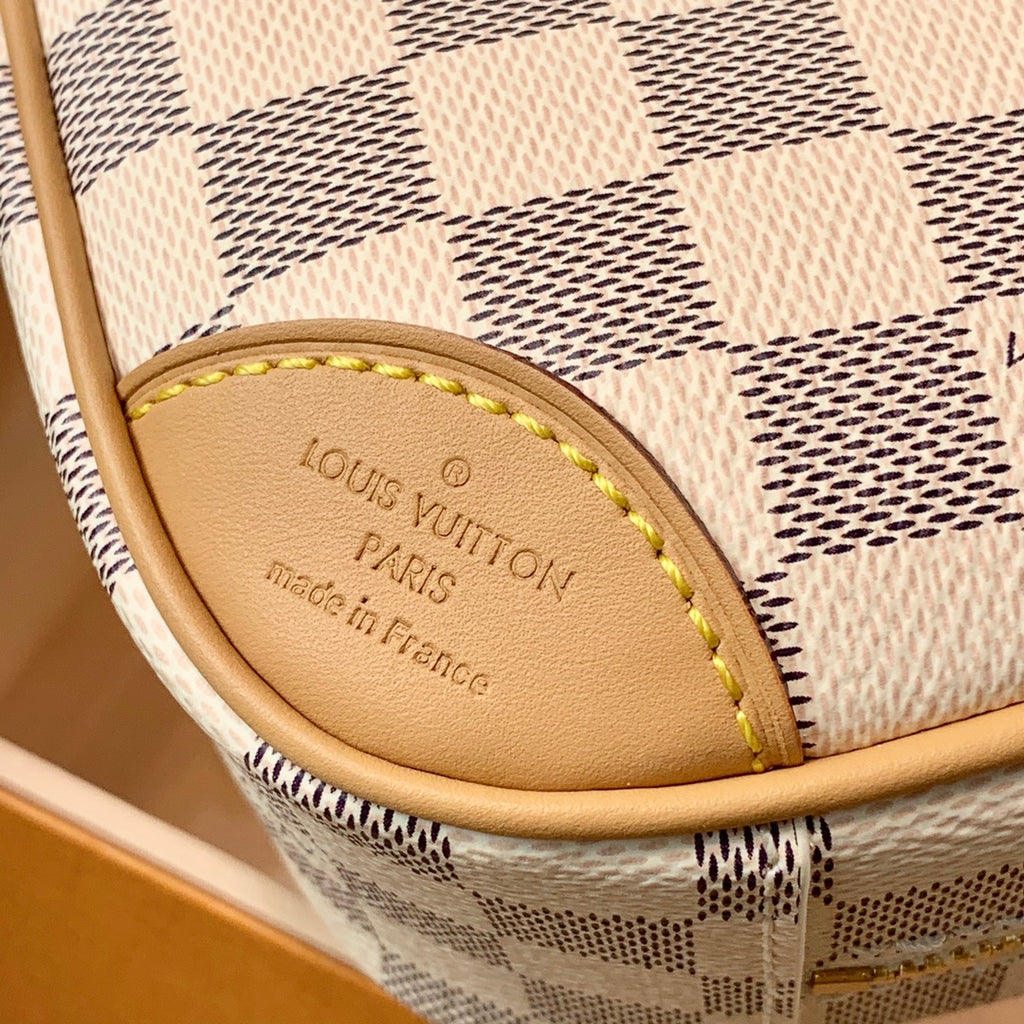 N50048白格2021 春夏款Deauville 迷你手袋以Damier Azur 帆布塑造輕巧構型，搭配可拆卸並調節的皮革肩帶，無論手拿、肩背或斜挎，均可為任意著裝注入復古韻致。尺寸21 x 16 x 7 公分#15760