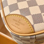 N50048白格2021 春夏款Deauville 迷你手袋以Damier Azur 帆布塑造輕巧構型，搭配可拆卸並調節的皮革肩帶，無論手拿、肩背或斜挎，均可為任意著裝注入復古韻致。尺寸21 x 16 x 7 公分#15760